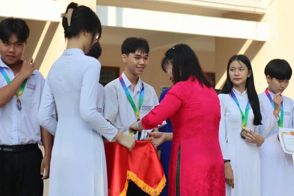 scholarship award ceremony high school students receiving certificates