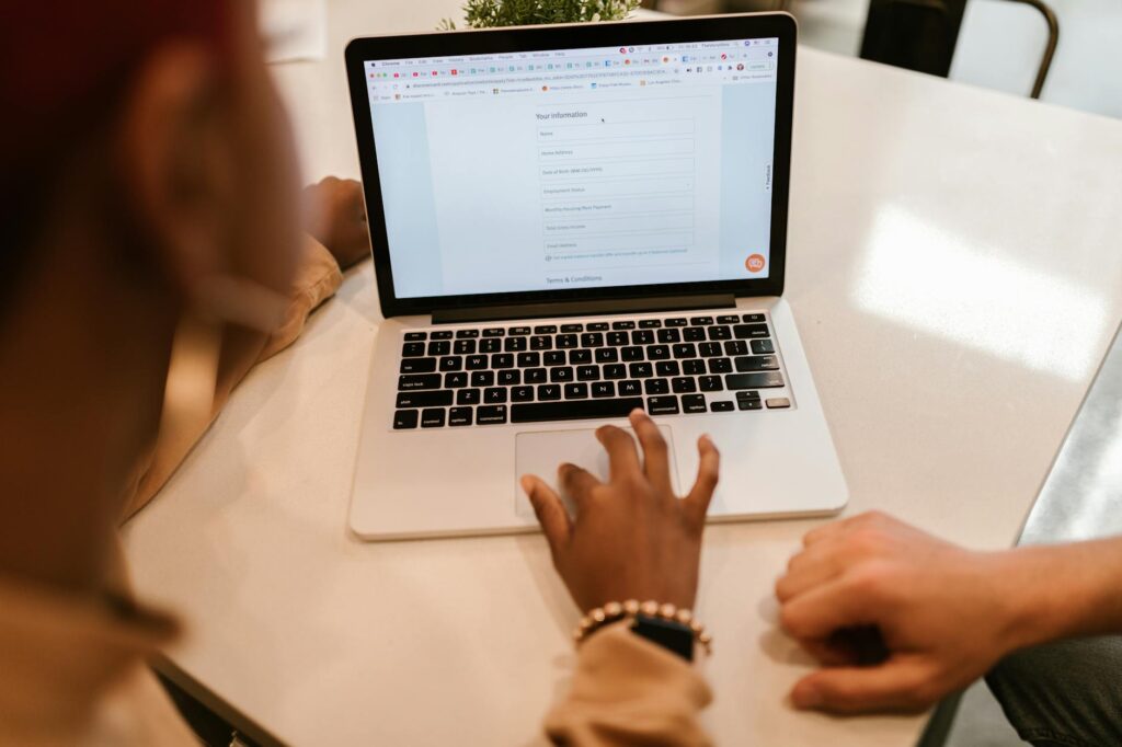 student filling out FAFSA application online at home